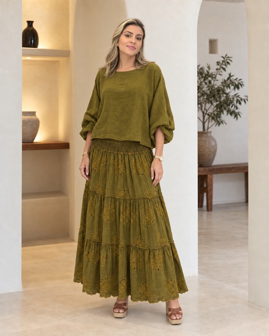 Set Amalfi verde oliva de blusa y falda bordada, modelado por la propietaria de Casa Sole Boutique
